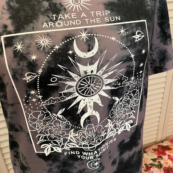 🌞SHEIN TEE🌞 - Picture 2 of 4